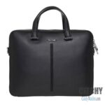 laptop-messenger-bag-calvin-klien-black-hand-and-shoulder