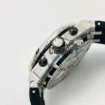 audemars-piguet-automatic-watch-balck-dial-rubber-strap-men-high-premium-quality_3 Side view of a stainless steel wristwatch with a black strap and visible crown/pushers
