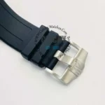 audemars-piguet-automatic-watch-balck-dial-rubber-strap-men-high-premium-quality_4 Close-up of a black rubber watch strap with a silver deployment buckle showing the clasp detail.