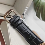 r8851153001-original-maserati-watch-men-black-dial-leather-strap_13 Rose-gold Mulberry buckle on a black crocodile-embossed leather strap (watch band) resting on a light surface?