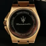 r8851153001-original-maserati-watch-men-black-dial-leather-strap_5 Gold-tone Maserati watch back with the trident logo and 'Italian Design' inscription, stainless steel case and water resistance noted.
