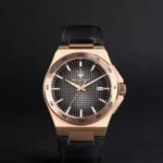 r8851153001-original-maserati-watch-men-black-dial-leather-strap_6 Gold-tone wristwatch with a textured black dial, date window, and black leather strap on a dark background.